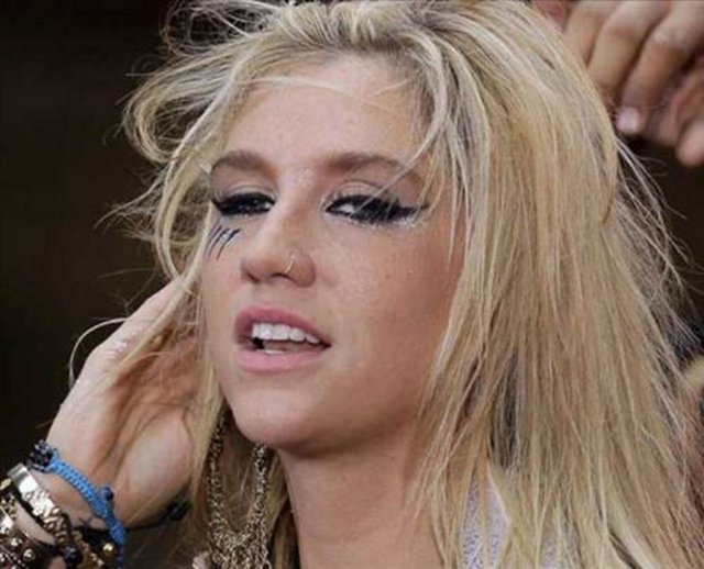 Ünlü şarkıcı, söz yazarı ve rapçi Ke$ha, "Kuyrukla doğdum, küçük yaşlarımda geçirdiğim onlarca operasyonun ardından kuyruktan kurtuldum" dedi.