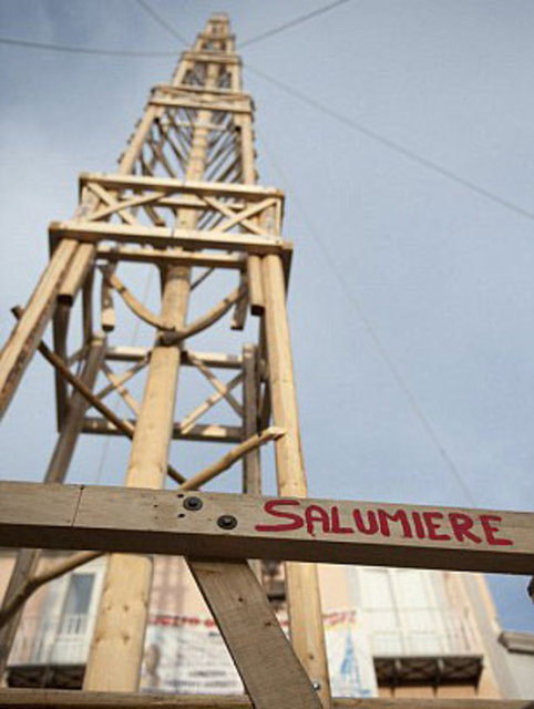 Nolalı erkekler festival sırasında 1 tona yakın ağırlığında ahşap bir kuleyi omuzlarında taşıyor.