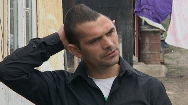 Romanyalı inşaat işçisi Elvis Romeo Lingurar (24), geçen yıl bir inşaat iskelesinden baş üstü betona çakılmış ve iyileşmesi için başının yarısı alınmıştı.