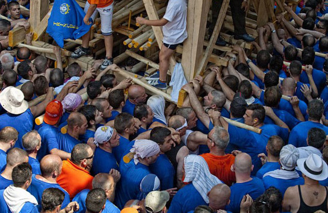 Festival her yıl Haziran ayında Napoli ve Nola Kasabası'na onbinlerce turist çekiyor. -
