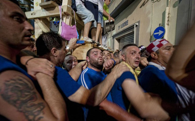 80 metreyi geçen uzunlukta 6 ayrı kol üstünde taşınan dev ahşap kule, Nola kasabasında doğan çocukları taşıyor. -