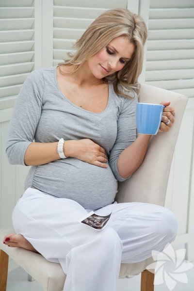 Kendini suçlamak - Kısırlık hakkında konuştuğumuzda, tipik olarak kadının durumunun sorun olup olmadığını sormakla başlarız. Uzmanlar çocuk sahibi olamamanın %40 erkek, %40 kadın, %20 partnerlerin her ikisinden de kaynaklanan problemler ile ilgili olduğunu söylerler. Çoğunlukla kadınlar, hamileliğin gecikmesi ile ilgili ilk olarak doktorlarına başvururlar. Hamile kalmak sağlıklı bir çiftin genellikle 6 ay veya 1 yılını alır.