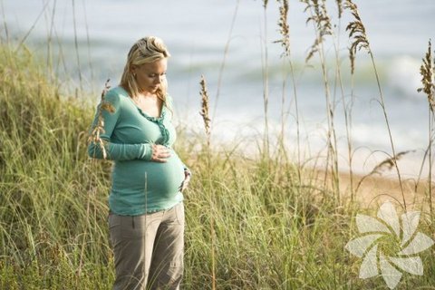 Delice endişeleri bir kenara bırakmak  -  Belki de her zaman düzensiz adetiniz oldu ve hamile kalmak ile ilgili endişeleriniz var. Veya şeker hastalığınız var ve bebek yapmadan önce kontrol altına almak istiyorsunuz. Bir profesyonel ile birlikte kontrol etmek hiç de nevrotik veya delice değildir. Tam tersine akıllıcadır. Bunlar görmezden gelmemeniz gereken düşüncelerdir. Bir doktordan veya doğum danışmanından bebek yapmak için yardım isteyebilirsiniz. Böylece hamile kalmak uzun sürse de, önünüze çıkacak problemler ile nasıl yüzleşeceğinizi bilirsiniz. Ve eğer artı işaretini beklediğinizden önce görürseniz, zaten bir doktorun gözetimi altına gireceksiniz ve sağlıklı olacaksınız.