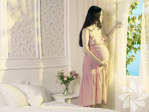 Yola devam etmek  - Kimse neden olduğunu bilmez ama ilişkiden sonra kalçalar havada 20-30 dakika sırt üstü yatmanın yardımcı olduğunu gösteren bilimsel veriler vardır. Diğer bir deyişle, "İşiniz bittikten sonra zıplamaya başlamayın veya hemen gidip duş almayın" diye tavsiye ediyor uzmanlar. Sadece bu bile hamilelik problemlerinin %80'ini çözebilir.