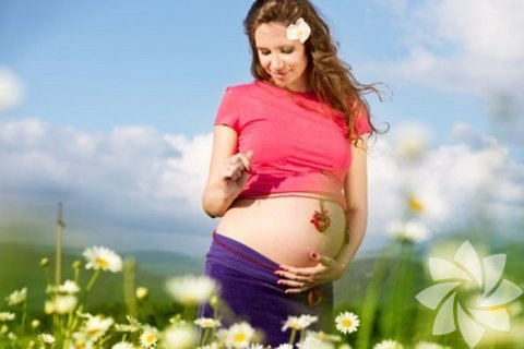 Hamile kalmak için can atmak - Muhtemelen en az bir arkadaşınızın hamileyken söylediği bir söz vardır: "Tam da endişelenmeyi bıraktığımda oldu." Tam da istediğiniz zaman, özellikle hamile kalmak istediğinizde işlerin yolunda gitmemesi oldukça rahatsız edicidir. Fakat bu genellikle doğrudur. Stres, bebek yapma sürecindeki başlıca kötü etkenlerden biri olabilir. Stres hormonu olan kortizol seviyeniz arttığında, yumurtlamanız ve doğurganlığınız negatif şekilde etkilenebiliyor. Uzmanlar "Sakinleşin, rahatlayın ve bırakın olsun" diyor. Hamile kalmayı çok fazla planlamayı bırakın. Onun yerine kendinize hamile kalmanın ne kadar mucizevi bir şey olduğunu hatırlatın.