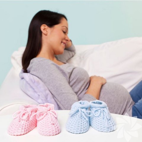 Yeterince matematiğine inanmak  - Hamile kalmak için matematik derecesine sahip olmanız gerektiğini düşündünüz mü?  "Yumurtlama döneminin zamanlamasını anlamamak genel yapılan hatalardandır" diyor uzmanlar. Çoğu kadın için yumurtlama yarı dönemde olur ama tam dönem 28-32 günlük bir dönemdir. Çoğu kadın adet dönemi başlamadan 14 gün önce yumurtlar. Bu yüzden, eğer toplam periyodunuz 24 gün ise, yumurtlamanız 10. güne denk gelecektir. Düzensiz periyodlarınız varsa tüm bu bilgiler kafa karıştırıcı olabilir ve son olarak ne zaman adet gördüğünüzü hatırlamayabilirsiniz. - Çok yapılan bir diğer hata, periyodun ilk gününü hesaplamamaktır. İlk gün kanamaya başladığınız ilk günüdür. Bir gün öncesi veya sonrası değil. Çünkü hamilelik bazen saatlere bile indirgenebilir, o yüzden periyodun ne zaman başladığını bilmek önemlidir.