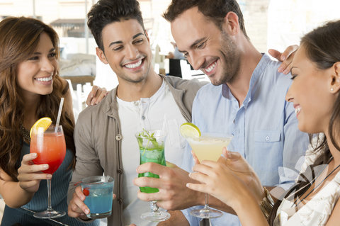 Başarılı çöpçatan - Hoşlandığınız veya size uygun olduğunu düşündüğü biri ile aranızı yapmaya kalktığında kız arkadaşınız sizinle ilgili kendi ayrıntılı fikirlerini de masaya koyar. Ve hatta sizin zevkinizle ilgili kendi kafasındaki fikirler doğrultusunda ilerlemeye bayılır. Bu da çok fazla karışıklığa ve sonuçta büyük ihtimalle başarısız bir randevulaşmaya sebep olur. Ama erkek arkadaşlarınız, hemcinslerinizin anlayacağı şekilde nettirler ve sizi ana hatlarınızla çok güzel tasvir ederler. 