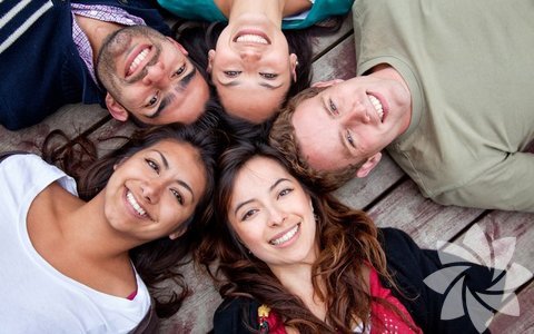 Problem çözücü - İyi arkadaşlar ihtiyacınız olduğu zamanlarda sizi dinler. Kadınlar tüm ağlama ve sızlamalarınıza katlanır ama erkekler çözüm odaklıdır, dinlemekle yetinmez. Hemen konuya dair yapılabilecekler listesi aklında oluşur ve içlerinden en uygun olanı beraber seçip, uygulayabilirsiniz. Yani erkeklerin dramlara katlanamaması aslında size de çok iyi gelecek ve ruh halinizi dengeleyecek.