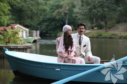 Roman kahramanlarından Matmazel Orani'nin şu cümlesi de kitaptan çıkarılmış: "Bu çarşafta garip hassalar var. Kadını yalnız daha güzel göstermekle kalmıyor.. ona.. mahzun bir ciddiyet veriyor."  - 
