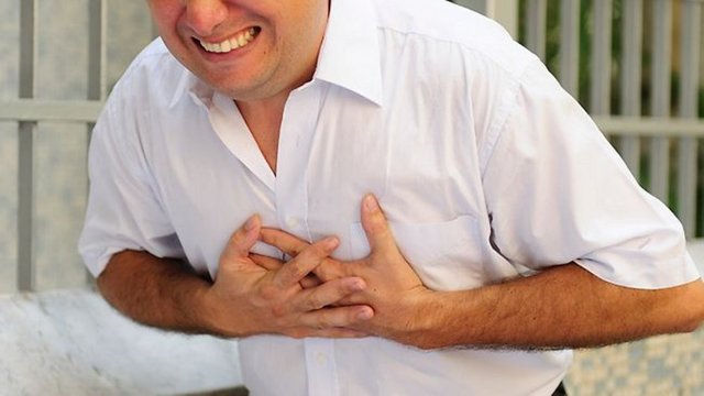 Ama bu ateron plağı yırtılıyor ve üzerine beş on dakika  -  - içerisinde yerleşen pıhtı nedeniyle kalp krizi görülür.