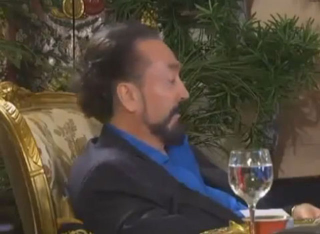 Adnan Oktar dün akşam  programına Victoria isimli 19 yaşında genç bir kız konuk etti.
