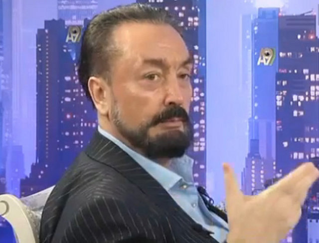 "DEKOLTE YAKIŞIYOR AMA ÇOK DA MUTAASSIPTIR" -  - Programda kendisini takdim eden talebesi Beyza hakkında konuşan Oktar şu açıklamalarda bulundu...