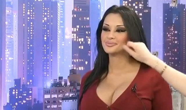 Yanağından makas alınan ve dikkat çekici fiziğe sahip olan kadın konuğu hakkında Adnan Oktar, 'Muhteşem bir fiziğe sahip. Tutkusu çok güzel.' dedi. -