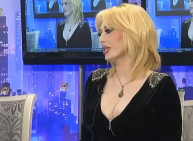 Programlarıyla ve yaptığı konuşmalarla dikkat çeken Adnan Oktar yine değişik bir yorumda bulundu.
