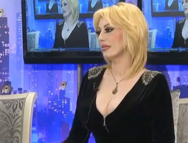 "Beyza Hocam çok ihtişamlı kadın. Beyza dekolteye sevgi duyan bir insan, yakışıyor da ama çok mutaassıptır. Mesela hiçbir erkekle tokalaşmaz"