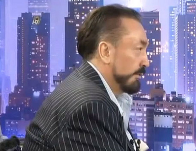 Ayetlerden söz eden Oktar, "göğüsleri henüz tomurcuklanmış yaşıt kızlar" kısmına gelince yorum yapmaktan yine kaçınmadı.