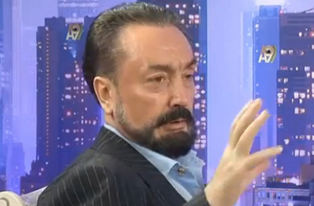 Adnan Oktar'ın son programında dekolte seven talebesi Beyza hakkındaki yorumları olay yarattı. -