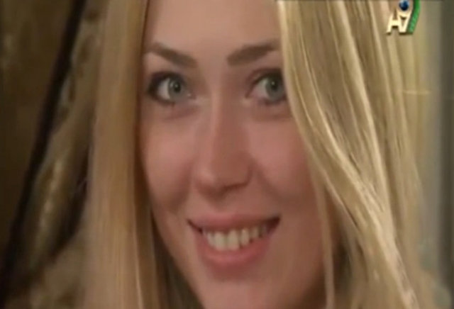 Adnan Hoca genç güzele, "nefis güzel ağlaklı elinden yüzünden nur akıyor" derken, diğer güzellerin de yayına çıkmasıyla iltifatlarını yağdırmaya başladı.