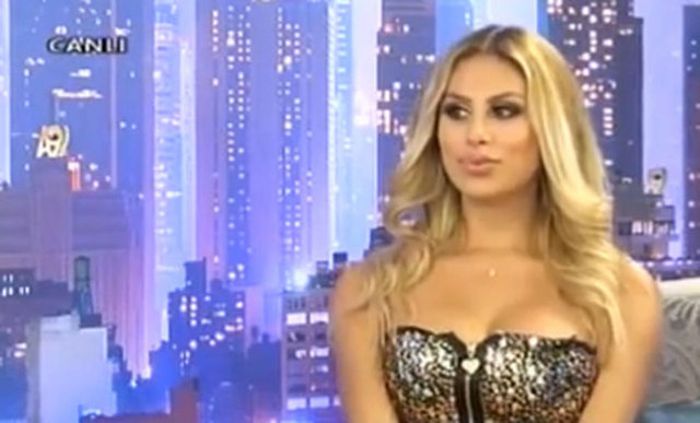 Sarışın güzel bu iltifata "Loren'in daha genç versiyonuyum" şeklinde cevap verdi. -  -