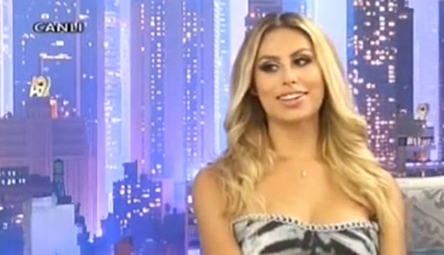 Adnan Oktar'ın A9 kanalında yayınlanan programı bir kez daha kadın konuklarıyla gündem oldu...