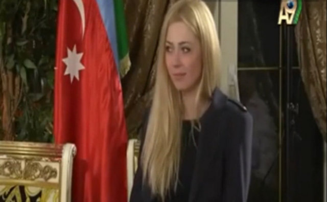 Oktar, özellikle Alona adındaki yabancı güzele iltifatlarda bulundu.