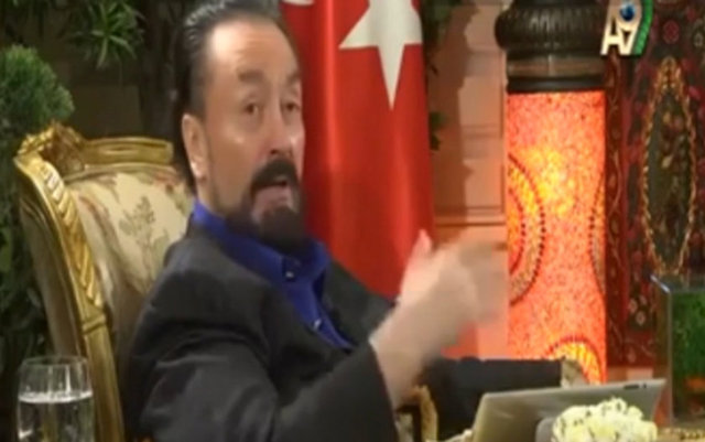 Bir süredir erkeklerle program yapan ve en son 19'luk bir güzeli yayına çıkararak sözünü bozan Adnan Oktar, geçen gün 3 kediciğiyle yine olay yarattı.