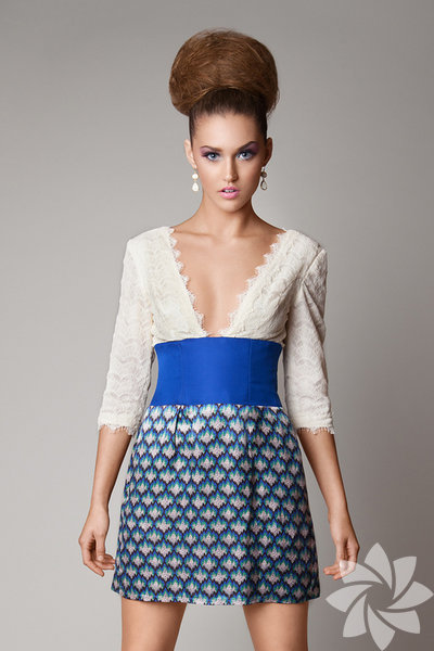 Giysilerinizi gözden geçirin. Dekoltenin dozunu iyi ayarlayın. Seksi görüneceğim derken kendinizi teşhir etmeyin. Ama masum görüneceksiniz diye çocuğa da dönmeyin. Arasını bulun.