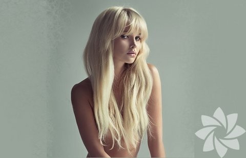 Saçınızın rengini ve modelini değiştirin. Bu, ifadenizi sertleştirir ya da yumuşatır. Kuaförünüze danışarak sizin için uygun olan renk ve modeli belirleyebilirsiniz.