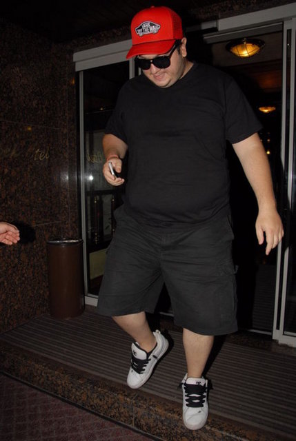 Şahan Gökbakar, taksiyle Anadolu Yakası'na geçtiği sırada Twitter'dan "Şu an içinde olduğum taksiyi takip eden amaçsız paparazilere Anadolu Yakası turu attırıyorum...