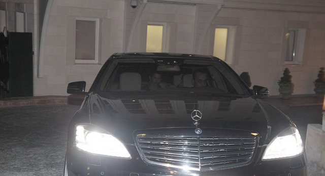 Ortaçlı ise Gökbakar'ın 'SG' plakalı Mercedes'iyle otelden ayrıldı.