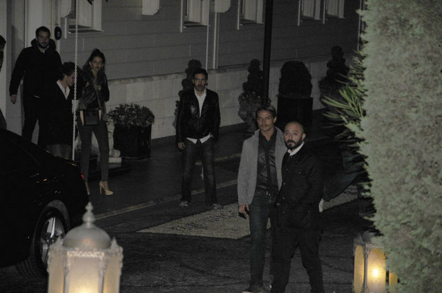 Gece kulübünün içinde sarmaş dolaş dans eden ikili, gazetecileri atlatmak için mekandan tekneyle ayrıldı.