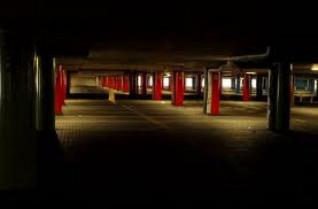 Alışveriş merkezi otoparkının en güzel yerinde boş yer bulmak