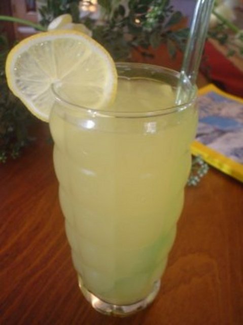 Sıcak bir yaz gününde bol buzlu limonata içmek