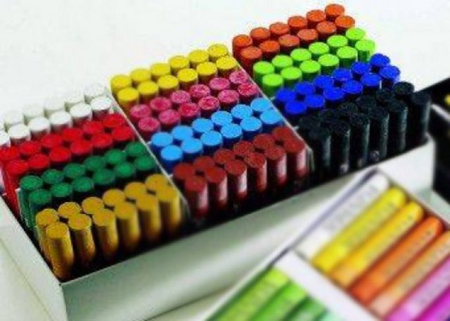 Yepyeni kutusunda 64 renkli pastel boya
