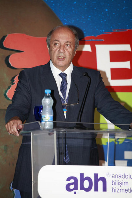TUNCAY ÖZİLHAN