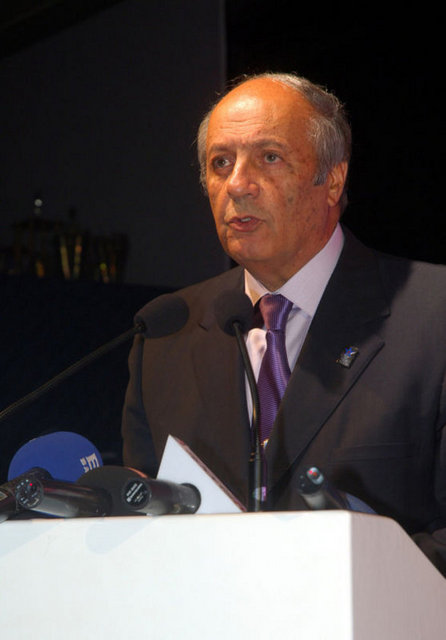 TUNCAY ÖZİLHAN