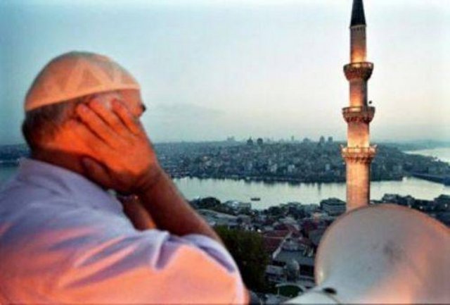 Cuma günü ezan okuyan müezzine kızın baş örtüsü veya mendili sallatılırsa nasibi çıkar.