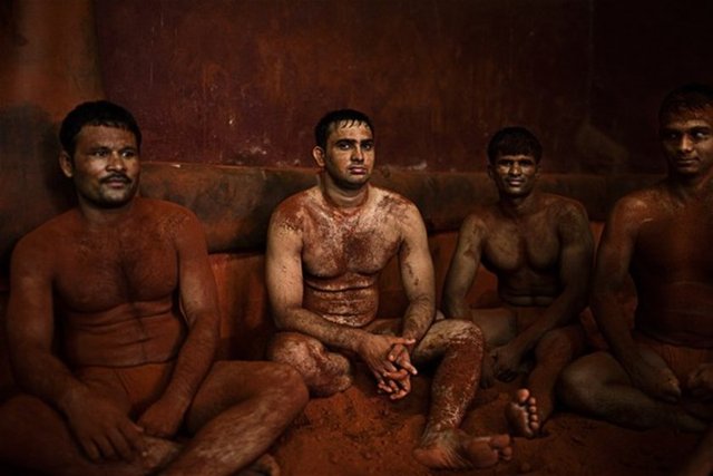 HER GÜN AYNI YERDE TOPLANIP... - Birçok kültürde değişik şekillerde var olan güreş Hindistan'da 'Kushti' adıyla anılan geleneksel bir spor türü...