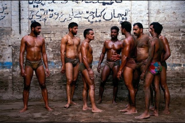 Hindistan'da 'Kushti' adıyla anılan bu geleneksel güreş türü, ağır antrenman ve çeşitli yasaklarla dolu...