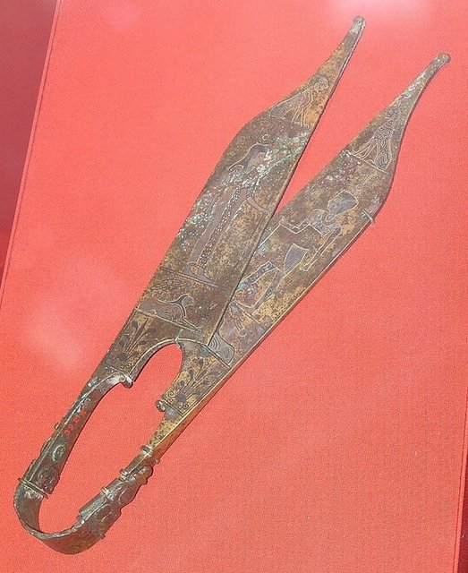 Mısır'da insanlar ellerine makas aldıklarında mutlaka bir şeyleri kesmek zorunda. Ayrıca, bıçağın açık olarak bırakılmasının da kötü şans olduğu düşünülüyor. Kabus gören insanlarsa yastıklarının altına makas koyuyorlar.