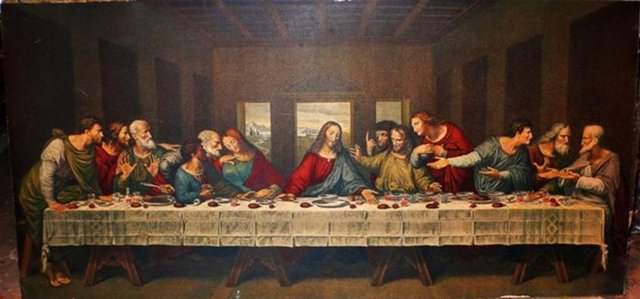 Kimilerine göreyse uğursuzluk inancının geldiği hikaye daha farklı. Bu inancın kaynağı Son Akşam Yemeği (Last Supper). İskandinav mitodolojisine göre bu yemek İsa'nın çarmıha gerilmeden önce Havarileriyle yediği son yemek. Efsaneye inanlar o gün masada 13 kişi olmasının kötü şansına inanıyor.