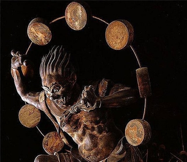 Japonya'da çocukların geceleri göbeklerini açmamaları gerekiyor. Özellikle yağmurlu geceler fırtına tanrısı Raijin'in gelip göbeği açık çocukları yiyeceği düşünülüyor.
