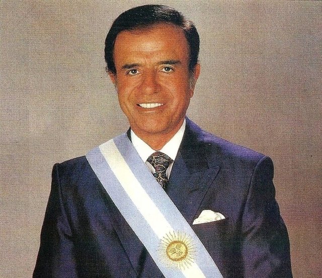 Arjantin'de eski başkan Carlos Menem'in adını yüksek sesle söylemenin kötü şans getirdiğine inanılıyor. İnsanlar bu ismi duyunca tıpkı bizdeki gibi tahtaya vuruyorlar.