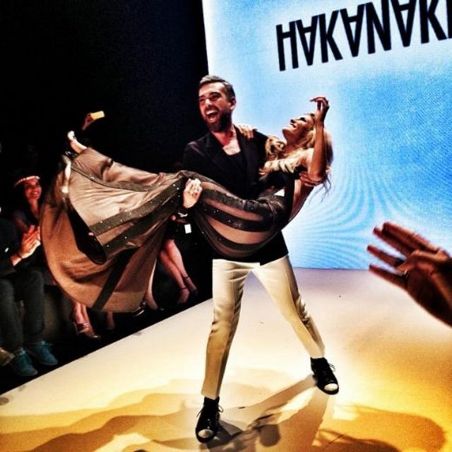 SİBEL ARNA - 17 yıllık meslek hayatında ilk defa podyumda düşünce, defileyi kucakta tamamladı