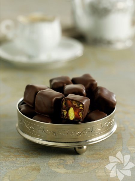 Çikolata ve lokum... Bayramların en lezzetli hediyeleridir. Küçük bir kutu çikolata ya da lokum, en tatlı sevmeyen kişinin yüzünde bile sıcak bir tebessüm uyandırır.