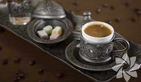 Türk kahvesi fincan seti... "Bir fincan kahvenin kırk yıl hatırı var" sözünü boşuna söylememiş eskiler. Türk kahvesi içilmesi Anadolu'nun en güzel, en birleştirici geleneklerinden biridir. İkili ya da çoklu bir fincan takımı unutulmaz bir hediye olacaktır.    