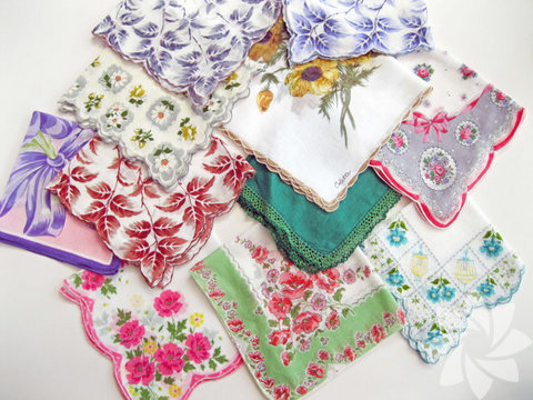 Mendil... Renkli, desenli mendiller alın. Göze güzel görünecek biçimde katlayın. Bayram günü hazırladığınız harçlıkları arasına koyun. Bayramın en çok  da harçlık verilmesi âdetini seven çocuklara verin. Katlanmış mendil arasında harçlık almak onları sandığınızdan daha fazla eğlendirecektir. Her şey bir yana, bunun nazik ve estetik bir hareket olduğunu unutmayın.   -  - 