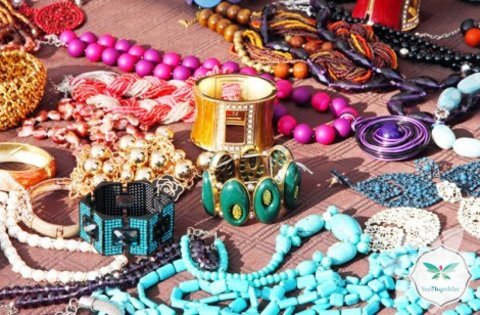 Takı... Eğer hediye almayı düşündüğünüz kişi takı takmayı seven biriyse "Ne alayım?" diye fazla kafa yormayın. Bir çift küpe, kolye, yüzük veya bilezik ona mutlaka hitap edecektir. Sadece takının yapıldığı materyale ve stiline karar verin.    