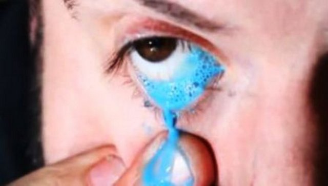 1 litre sulu boyayı burnuna çekip göz pınarından fışkırtarak tablolarını yaratan 27 yaşındaki Granato, bir resim üzerinde 10 dakikadan 6 aya kadar çalışabildiğini ifade etti.