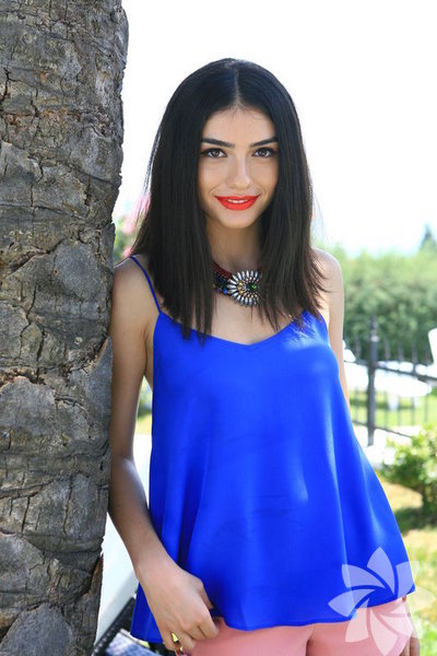 Dolabınzın olmazsa olmazları nelerdir? -Baskılı beyaz tişörtlerim, jeanlerim ve uzun penye elbiselerim.